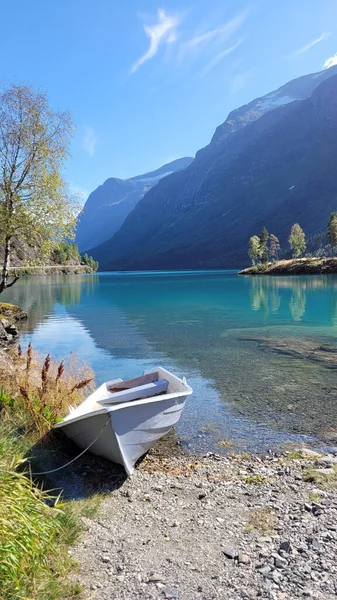 Una Hermosa Toma Barco Paisaje Bajo Los Cielos Nublados —  Fotos de Stock