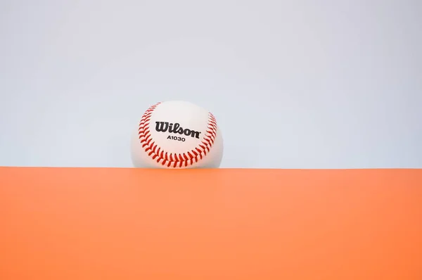 Inverigo イタリア 2021年12月8日 テキスト空間を持つオレンジ色の紙の背景に孤立した野球ボール — ストック写真