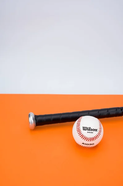 Inverigo Italy December 2021 Isolated Baseball Ball Bat Orange Background — 图库照片