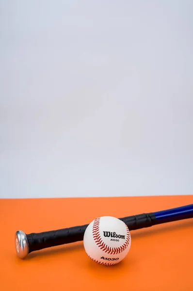 Inverigo Italien Dec 2021 Isolerad Baseball Boll Och Bat Orange — Stockfoto