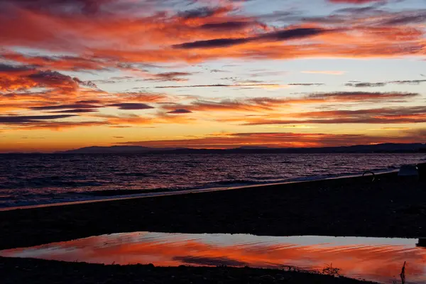 Sebuah Pemandangan Indah Pantai Warna Warni Matahari Terbenam — Stok Foto