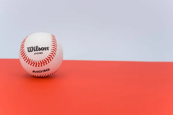 Inverigo Italien Dec 2021 Isolerad Baseball Boll Röd Bakgrund Med — Stockfoto
