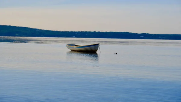 穏やかな海の中のボート — ストック写真