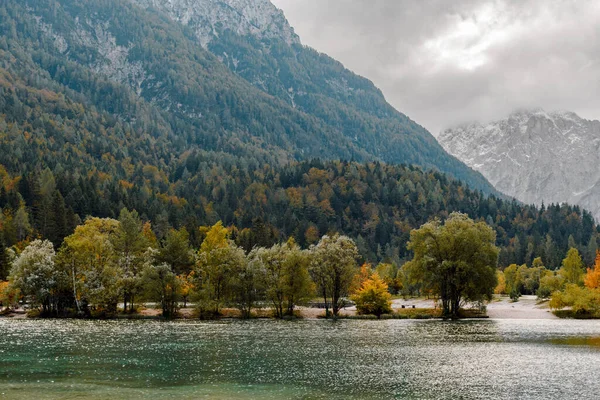 秋天的风景 山下有湖 斯洛文尼亚Kranjska Gora附近的Jasna湖 — 图库照片