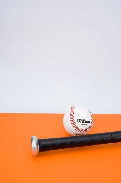 Inverigo Itálie Prosinec 2021 Izolovaný Baseballový Míč Pálka Oranžovém Pozadí — Stock fotografie