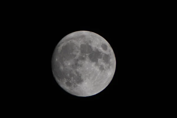 黑暗背景下的月球景致 — 图库照片