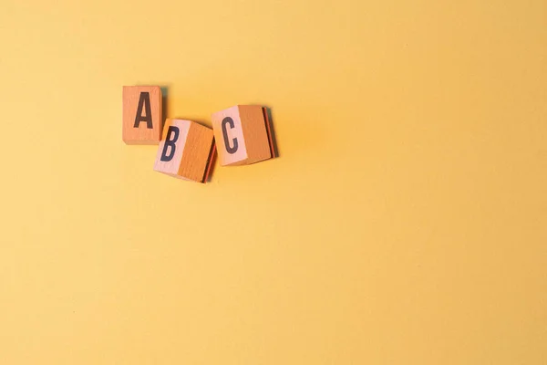 Parola Abc Composta Blocchi Lettere Legno Sullo Sfondo Giallo Con — Foto Stock