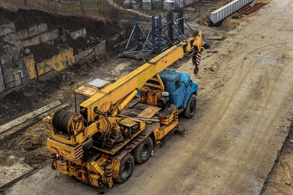 Een Oppere Bezichtiging Van Gele Industriële Kraan Machine — Stockfoto