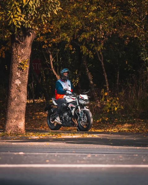 Sokakta Güzel Bir Motosikletçi Manzarası — Stok fotoğraf
