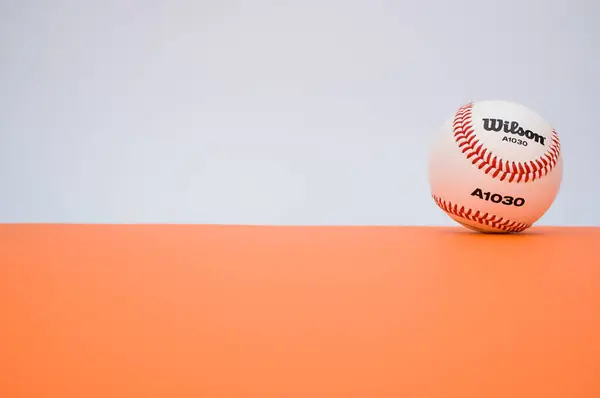 Inverigo Włochy Grudnia 2021 Odizolowana Piłka Baseballowa Pomarańczowym Papierowym Tle — Zdjęcie stockowe
