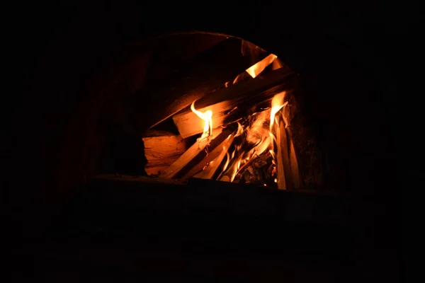Ξύλινες Σανίδες Καίγονται Στη Φωτιά Στο Σκοτάδι — Φωτογραφία Αρχείου