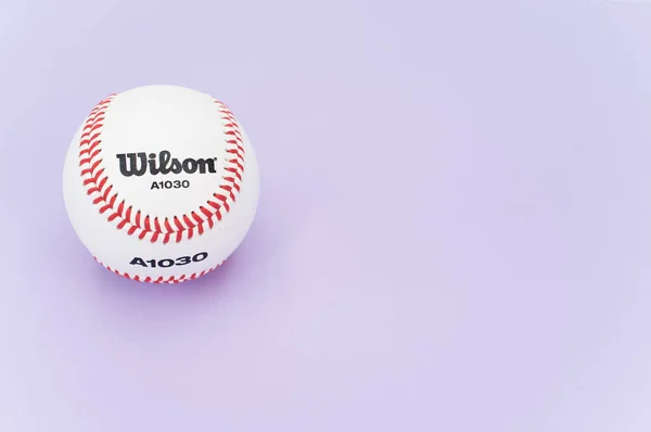 Inverigo Itálie 2021 Izolovaný Baseballový Míček Šeříkovém Pozadí Textovým Prostorem — Stock fotografie