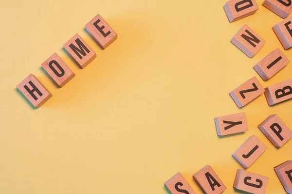 Das Wort Home Zusammengesetzt Aus Einem Haufen Hölzerner Buchstabenblöcke Mit — Stockfoto