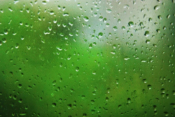 Eine Nahaufnahme Von Wassertropfen Auf Das Glas Mit Grünem Hintergrund — Stockfoto