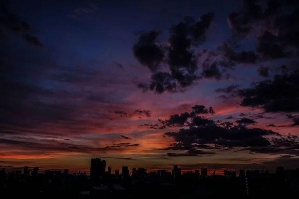 遠く離れた都市の建物から見ると 夕暮れ時のシルエット 紫と青の空のバンコクスカイライン — ストック写真