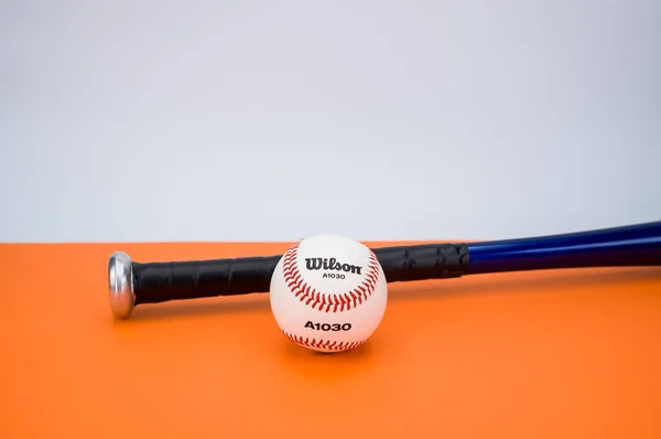 Inverigo Italia 2021 Pelota Béisbol Bate Aislados Sobre Fondo Naranja — Foto de Stock