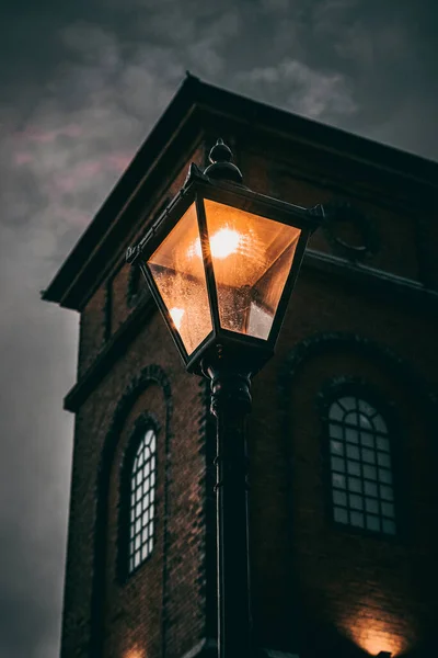 Colpo Verticale Angolo Basso Lampione Illuminato Vicino Edificio — Foto Stock