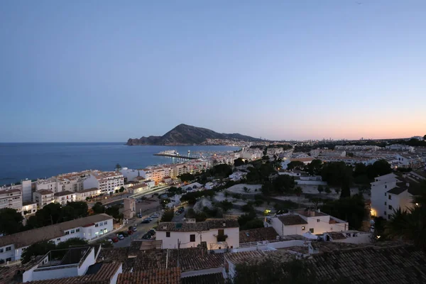 Mar Tranquilo Con Edificios Urbanos Orilla Atardecer Amanecer —  Fotos de Stock