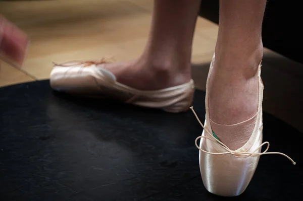 Gambe Una Ballerina Scarpe Punta Rosa — Foto Stock