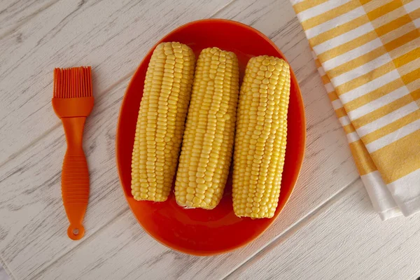 Top View Fresh Raw Cobs Appetizing Corns Red Plate — Stock Photo, Image
