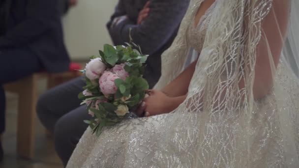 Riprese Ravvicinate Delle Mani Degli Sposi Sul Loro Matrimonio — Video Stock