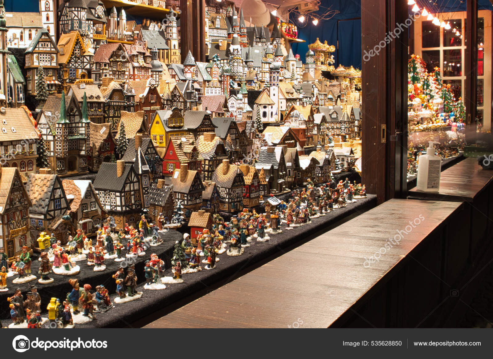 ケルン ドイツ 2021年12月6日 ケルンクリスマスマーケットでのお土産の