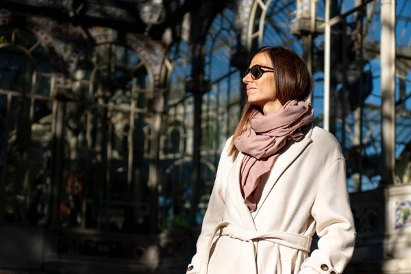 Disparo Una Joven Mujer Caucásica Vestido Beige Gafas Sol Una — Foto de Stock