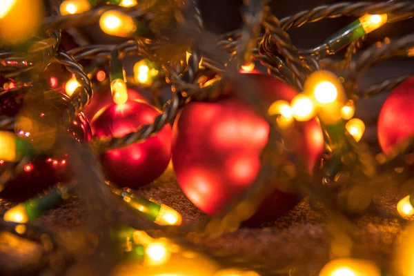 Noel Süsleri Aydınlatılmış Sicim Işıklarının Yakın Plan Çekimi — Stok fotoğraf