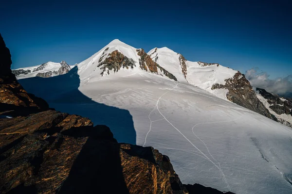 モンテ ローザ マシフ スイス イタリアの有名な4000メートルの峰 ジェミニまたはツヴィリンゲの景色 ワリスアルプスの高い高山の山の風景 — ストック写真