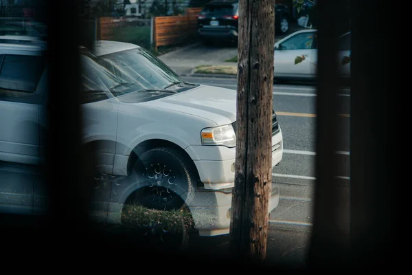 駐車場の窓から車 — ストック写真