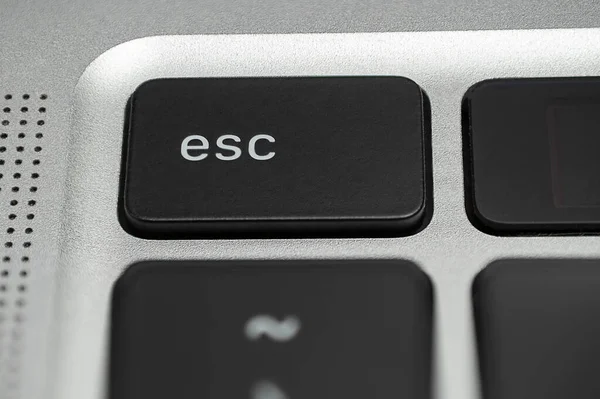 Makro Ujęcie Przycisku Esc Escape Czarnej Klawiaturze Laptopa Srebrnym Metalicznym — Zdjęcie stockowe
