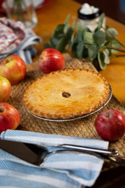 Vertical Shot Fresh Apple Pie Apples Dinner Table — Stock Photo, Image