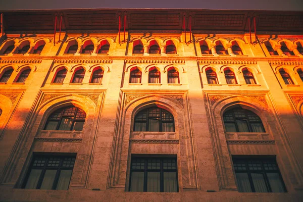 Низький Кут Зйомки Історичної Будівлі Красивими Архітектурними Деталями Заході Сонця — стокове фото