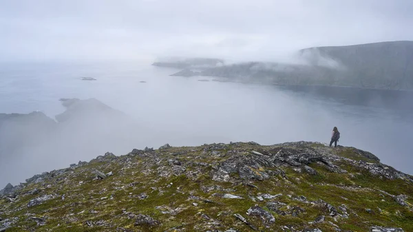 Norveç Norkapp Sisli Bir Manzarası Olan Dağlarda Kadın Bir Yürüyüşçü — Stok fotoğraf