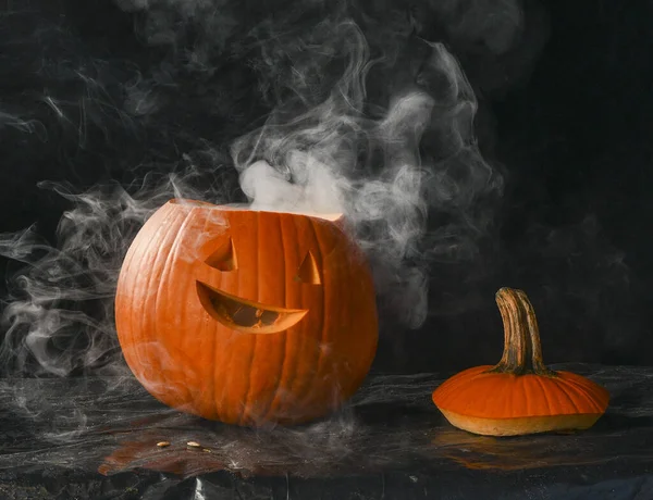 Egy Narancssárga Halloween Tök Füsttel — Stock Fotó