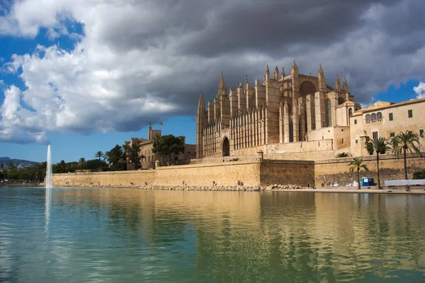 Cathédrale Majorque Palma Avec Lac Devant Churchon Une Journée Nuageuse — Photo