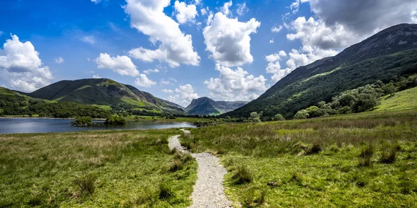 Plano Panorámico Lago Rodeado Paisaje Montañoso Con Roa —  Fotos de Stock