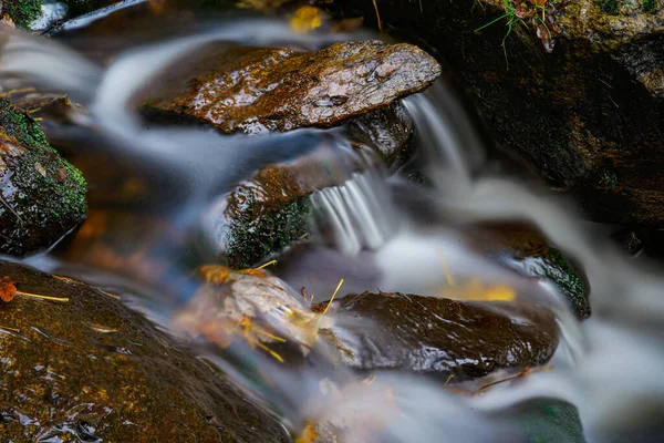 Uma Cachoeira Que Flui Sobre Rochas Durante Outono — Fotografia de Stock