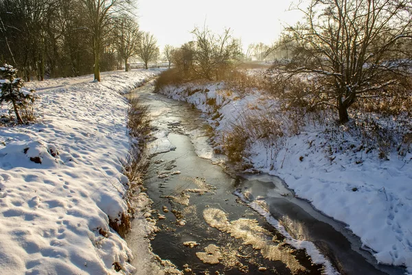 Une Longue Rivière Gelée Sur Champ Neigeux — Photo