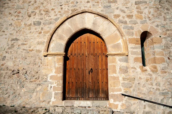 Forntida Träkyrka Dörr Med Stenmur Dagen — Stockfoto