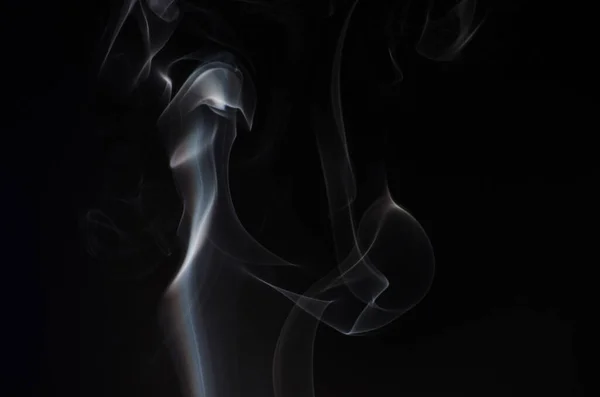 Klidný Kouř Tmavém Pozadí — Stock fotografie