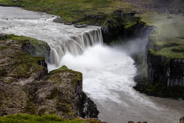 岩からの滝の美しい景色 — ストック写真