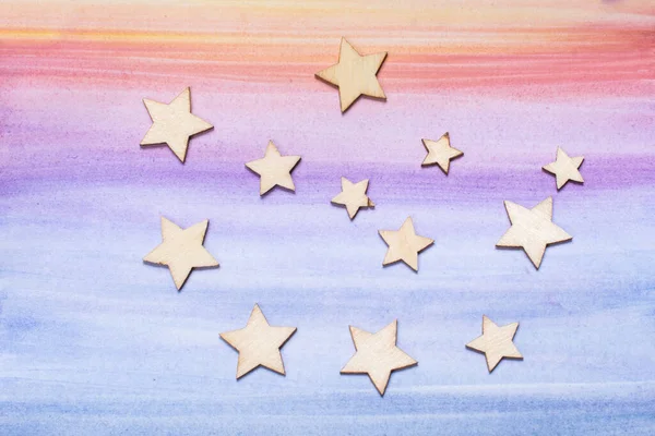 カラフルな背景に装飾として小さな星のクローズアップショット — ストック写真