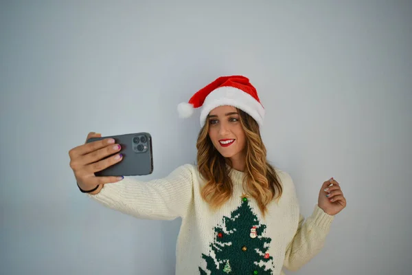 Una Hembra Caucásica Tomando Una Selfie Sombrero Santa Claus Suéter — Foto de Stock