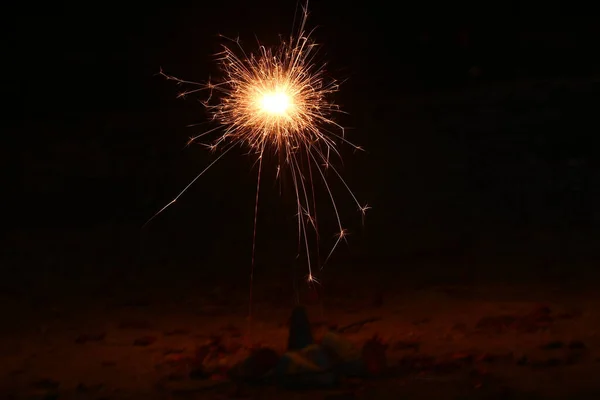 Una Bella Vista Fuoco Artificio Con Colori Gialli Con Cielo — Foto Stock