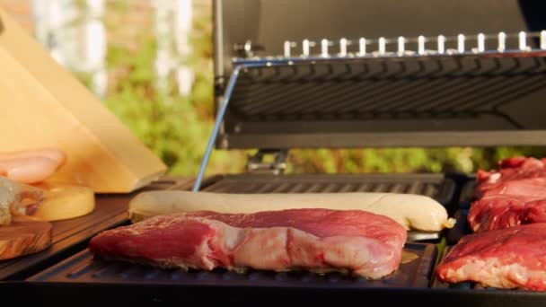 Man Grillen Van Vlees Buiten — Stockvideo