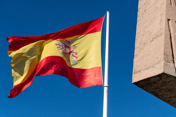 Rüzgarda Dalgalanan Spanya Bayrağı — Stok fotoğraf