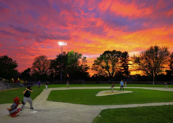 西拉菲特 2021年6月1日 一个美丽的日落 粉色和黄色的青少年棒球比赛的小联盟 — 图库照片