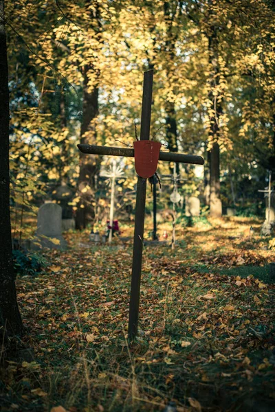 Opole 2021年10月23日 Opole 一个古老的天主教十字墓碑的垂直拍摄 — 图库照片