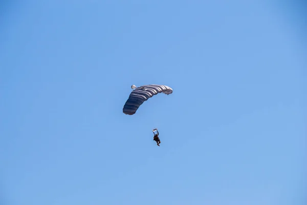 Paraglider Letící Modré Obloze — Stock fotografie